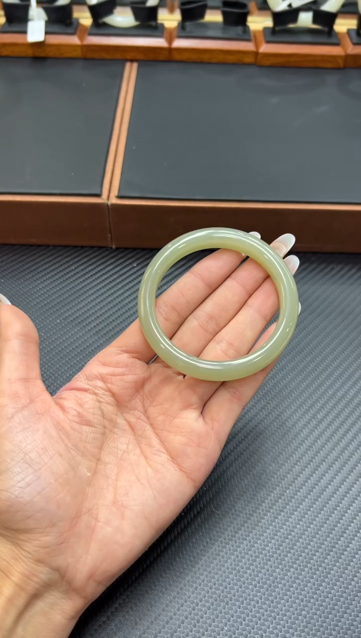 未镶嵌手镯和田玉且末微色差近矿57J