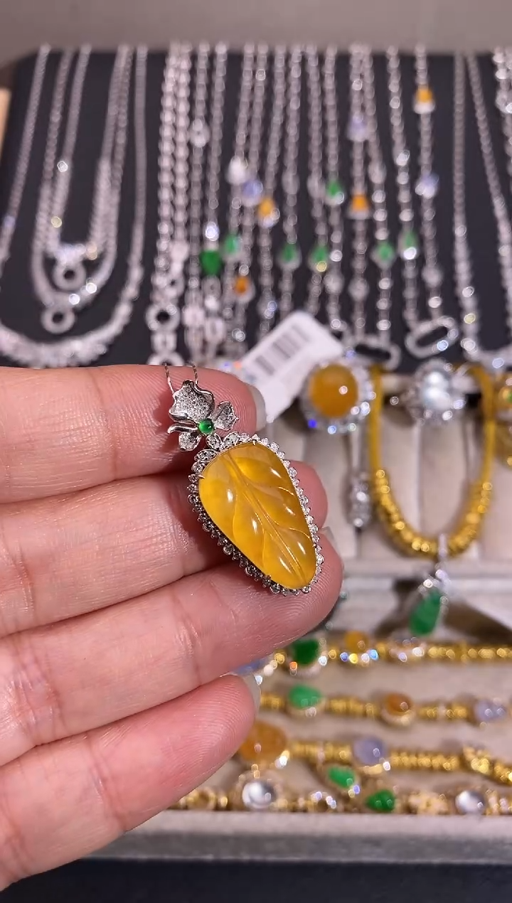 颈饰18K金镶嵌翡翠吊坠