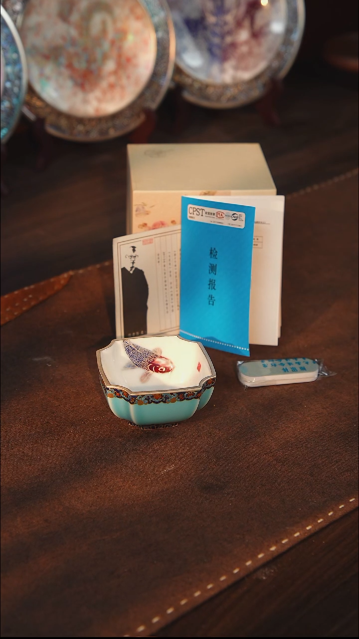 瓷鎏银内绘锦鲤八方杯