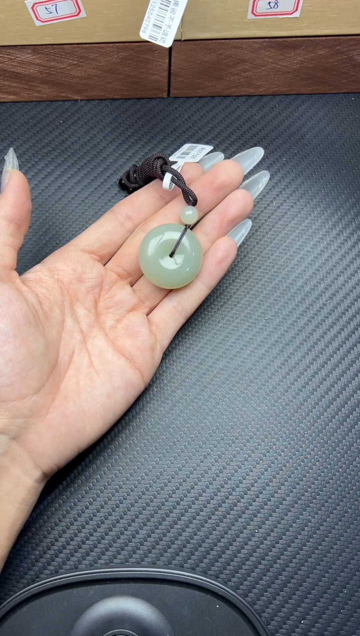 吊坠(赠链)未镶嵌和田玉且末微色差近矿平安扣