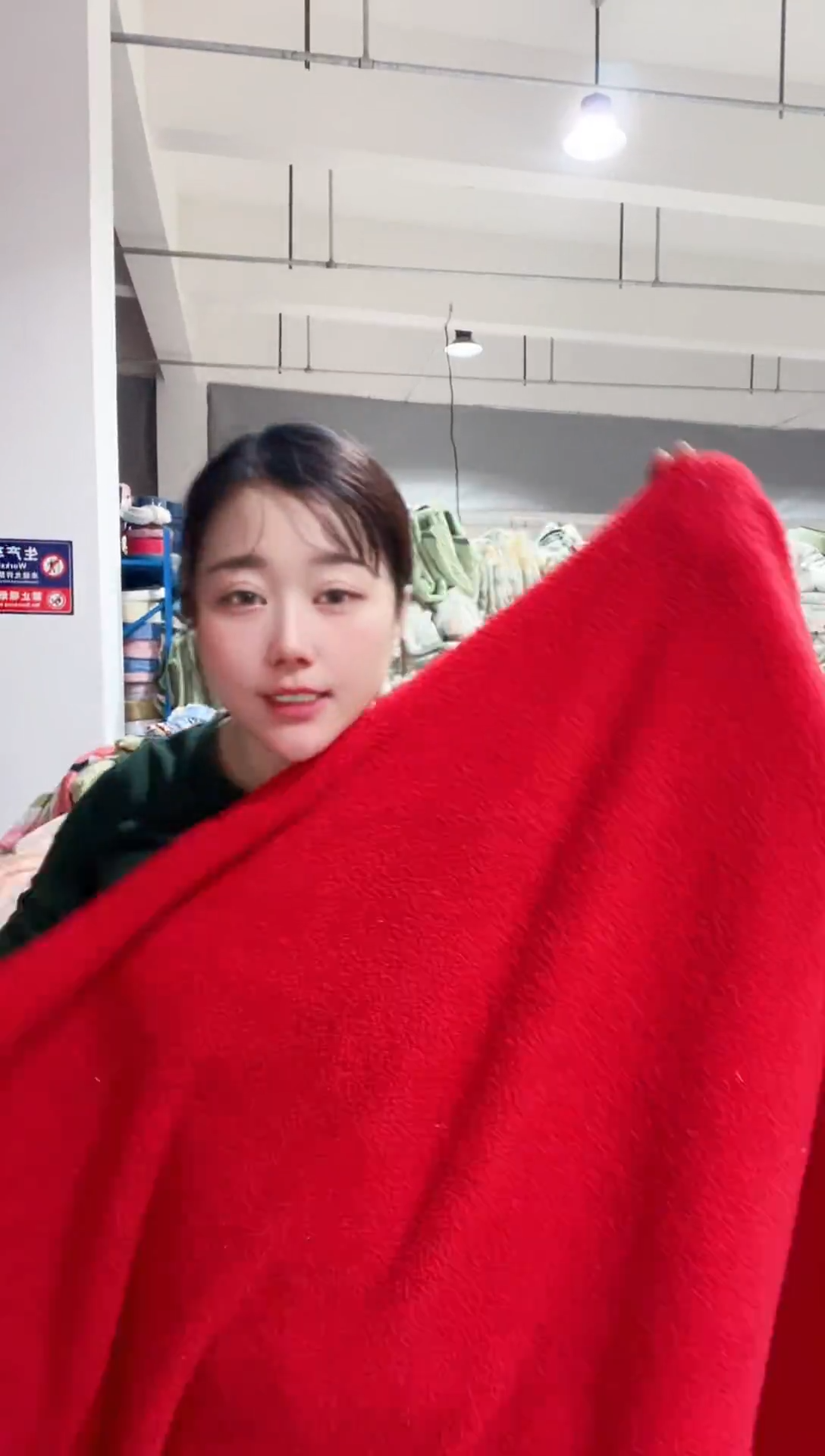 牛奶绒主播手上展示的产品