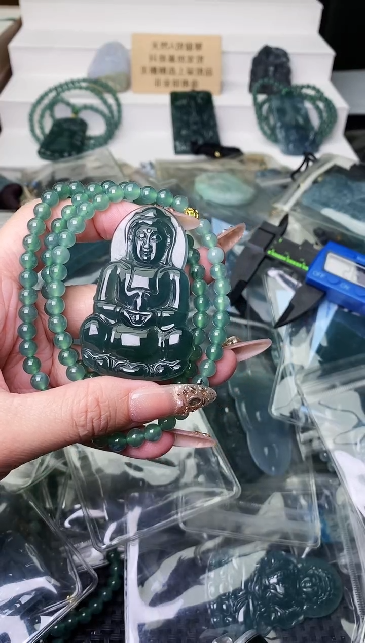 颈饰未镶嵌翡翠 