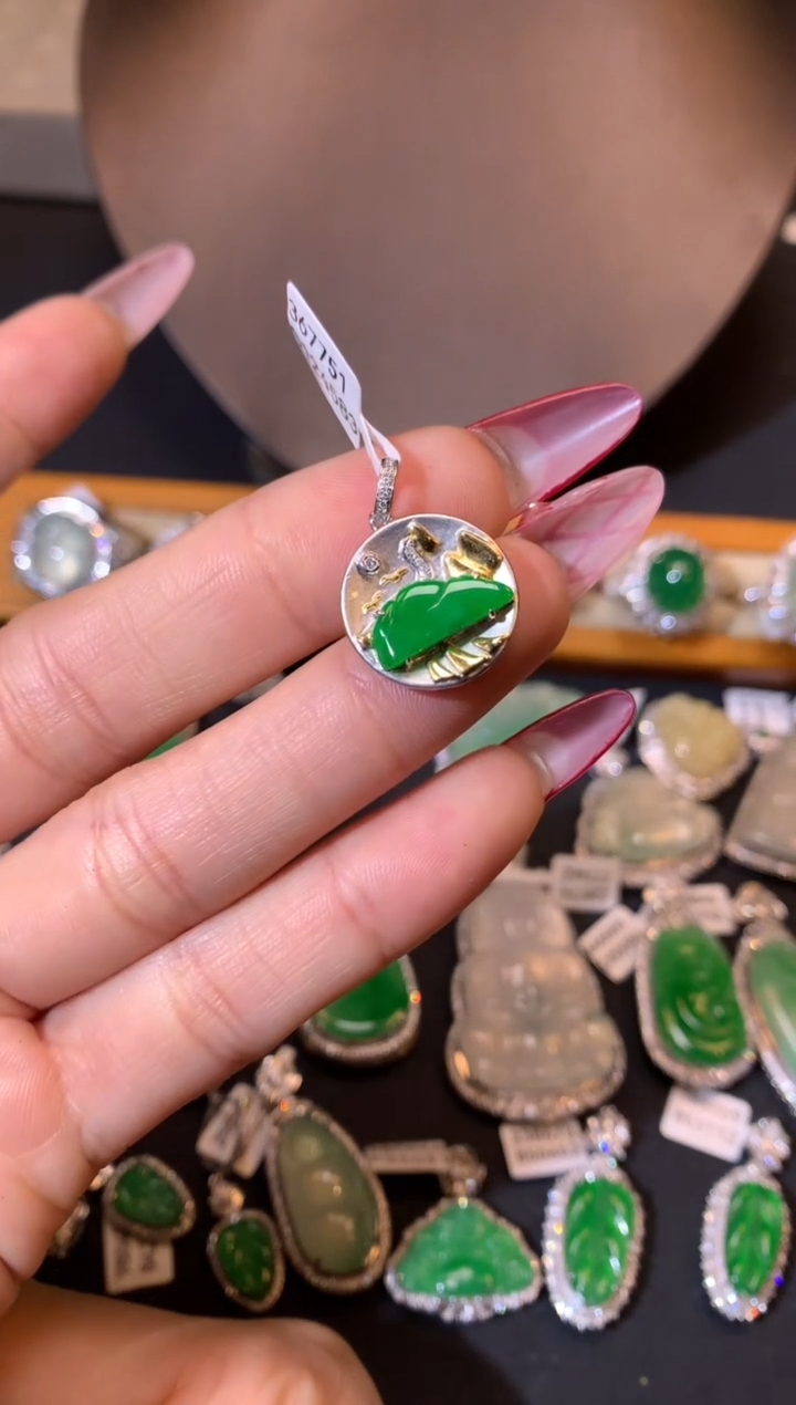 【闪购商品】翡翠吊坠(不含链)18K金镶嵌吊坠