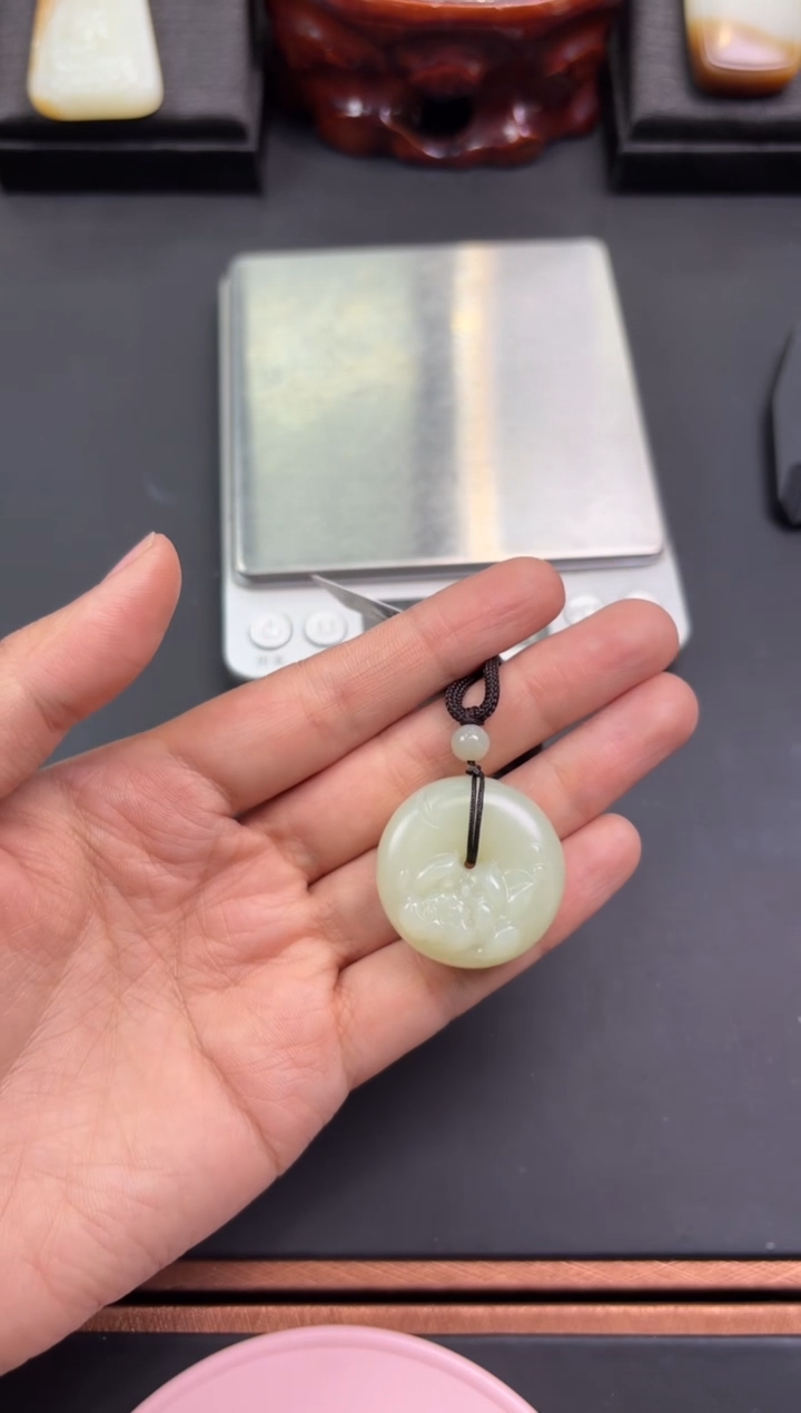 【闪购商品】和田玉吊坠(赠链)未镶嵌且末微色差迪克兰吊坠