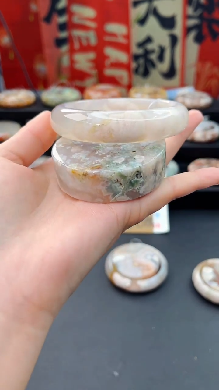 【闪购商品】石英质玉手镯未镶嵌赠送镯心（61圈口）无证书