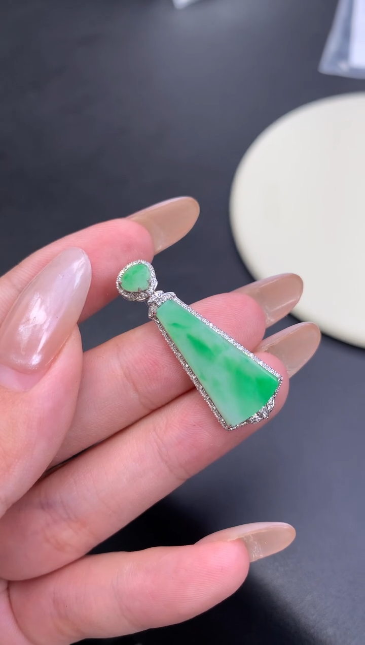 颈饰18K金镶嵌翡翠48小时鉴赏期 退货不扣服务费