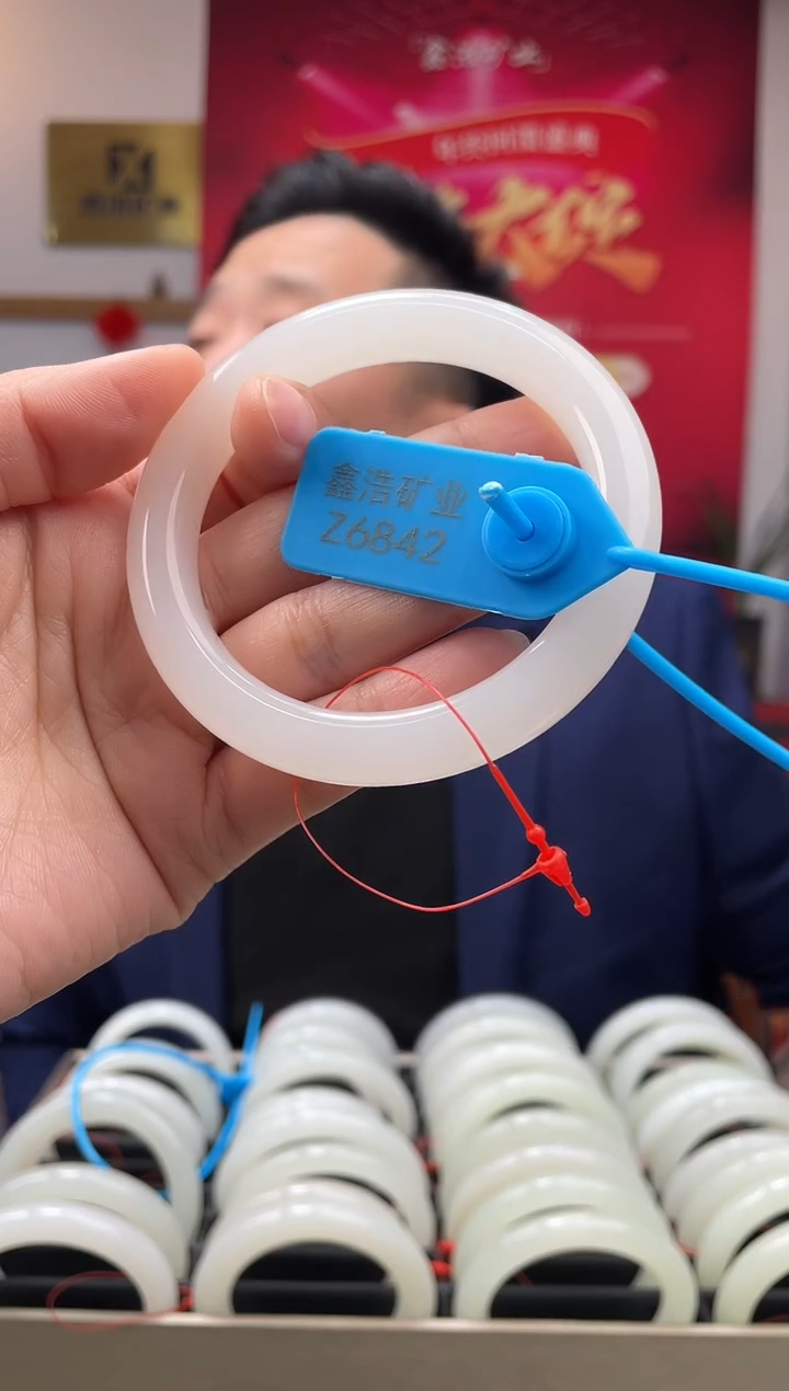 【闪购商品】和田玉手镯未镶嵌白胶猫 Z6842 圈口58