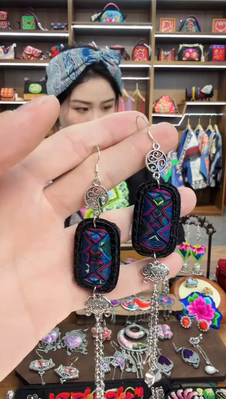 【闪购商品】织绣88蒙阿苏苗绣传承