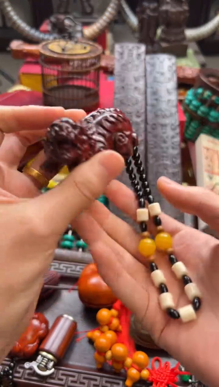 檀香紫檀（小叶紫檀）——————瓷———————貔貅