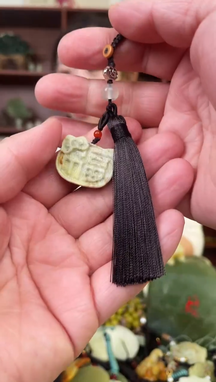 未镶嵌蛇纹石玉颈饰`