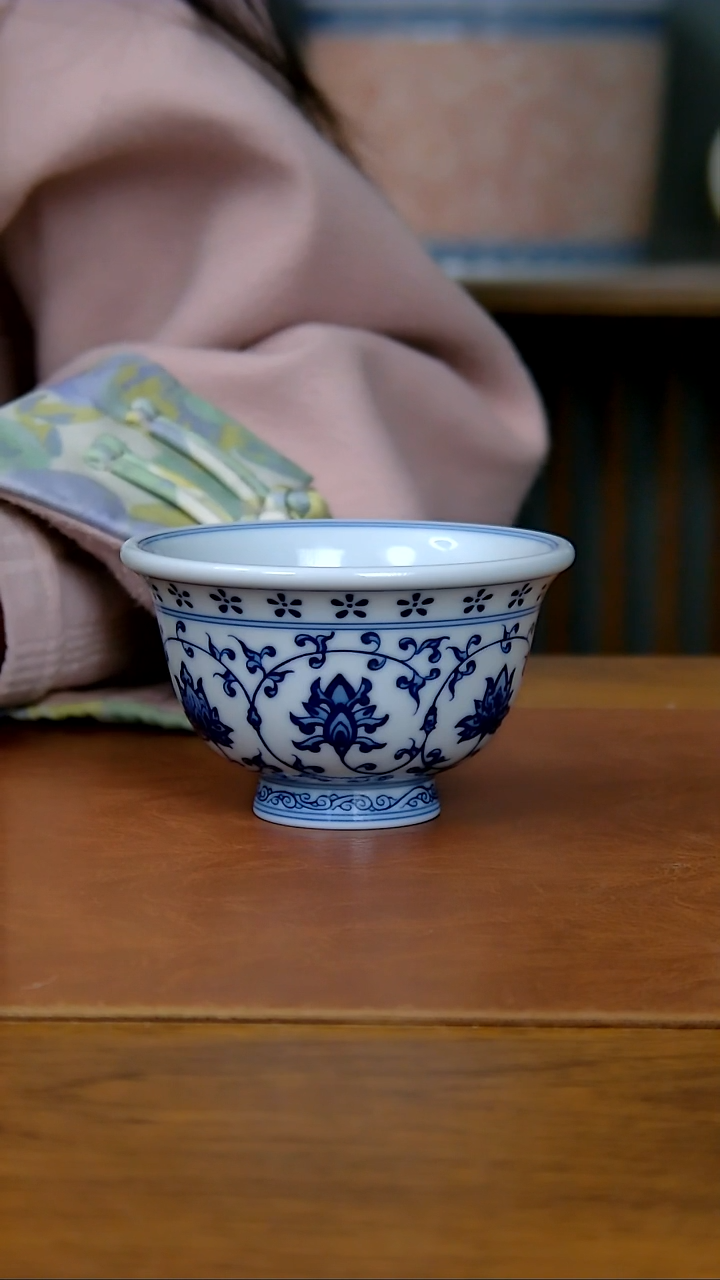 【闪购商品】陶瓷缠枝莲压手杯（6朵花）  
