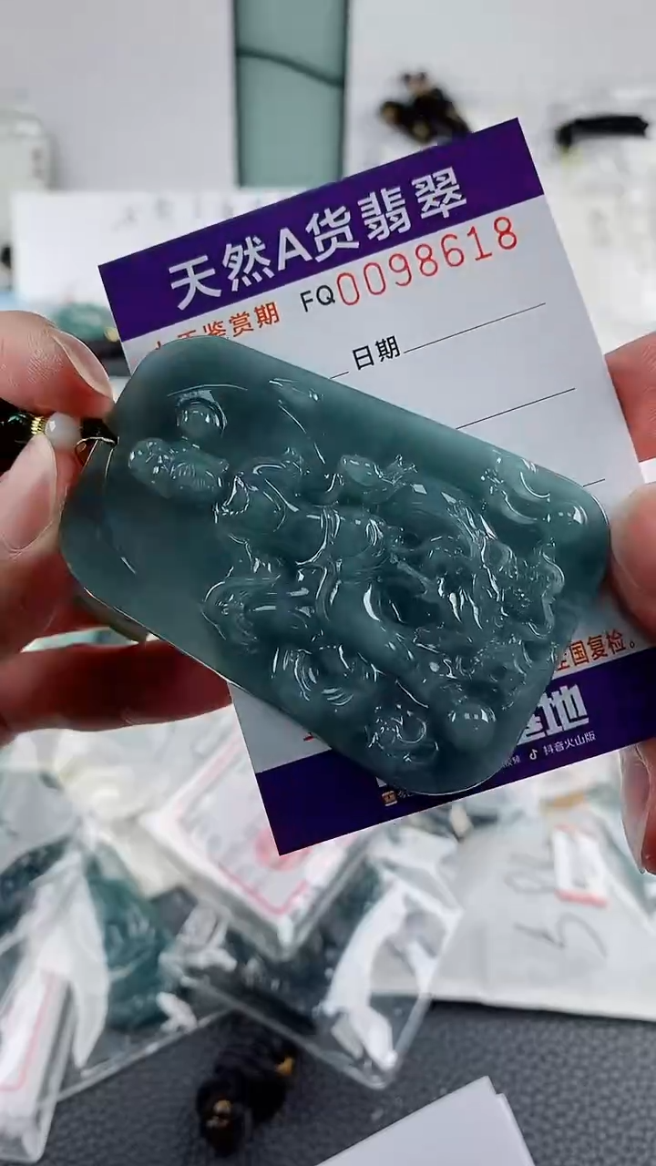 翡翠未镶嵌颈饰                