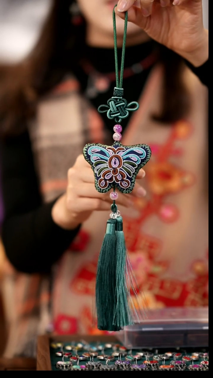 刺绣私人定制苗族手工W229