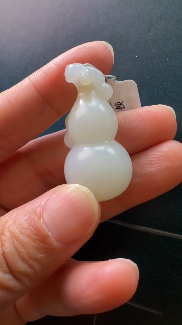 颈饰未镶嵌和田玉吊坠