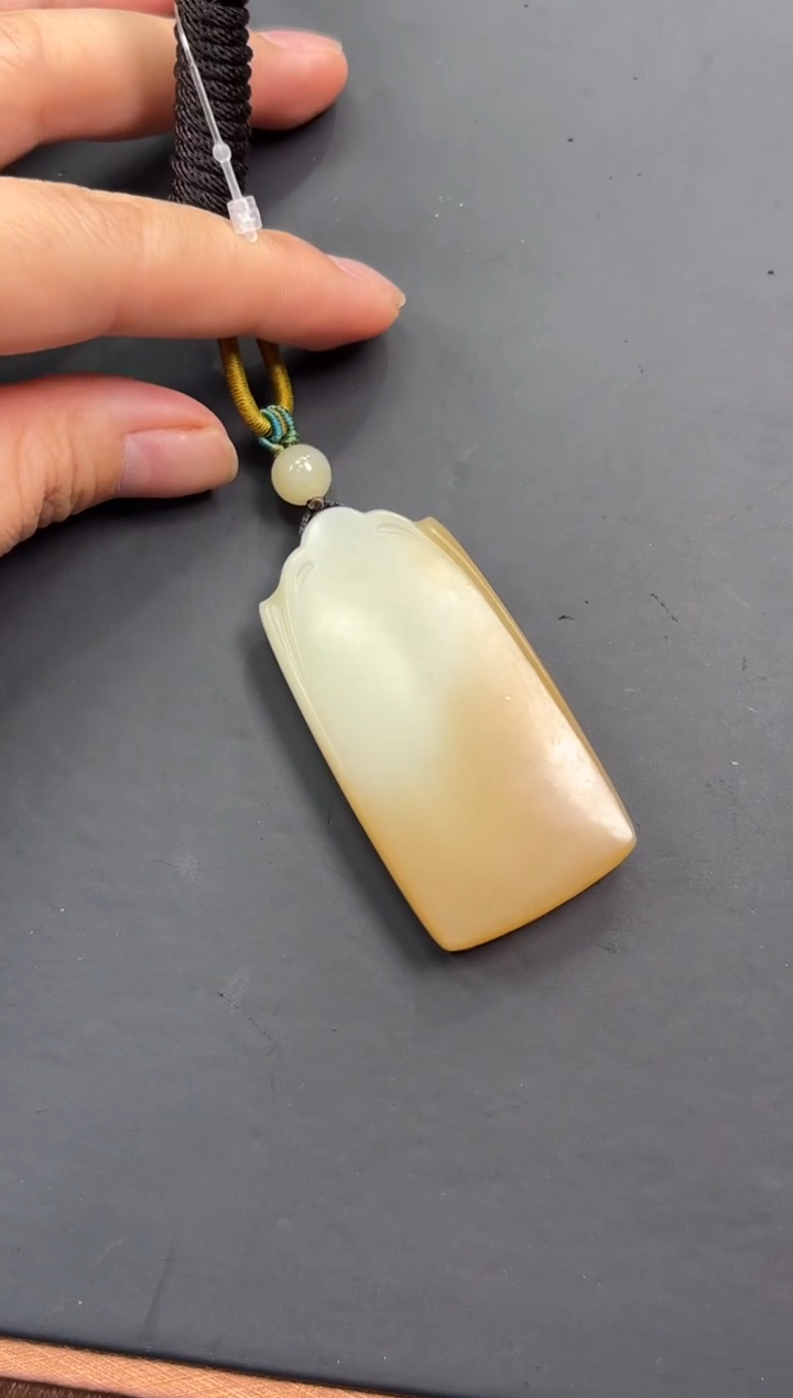 【闪购商品】和田玉吊坠(赠链)未镶嵌且末金山微色差吊坠