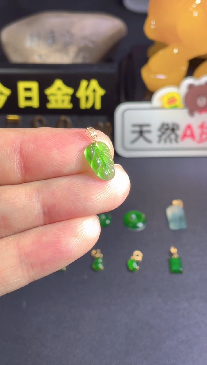 翡翠18K金镶嵌颈饰   