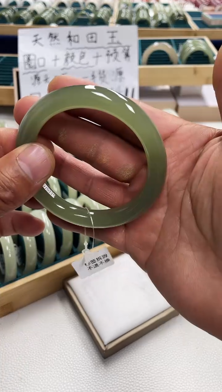 未镶嵌手镯和田玉小*瀛和田玉手镯66664