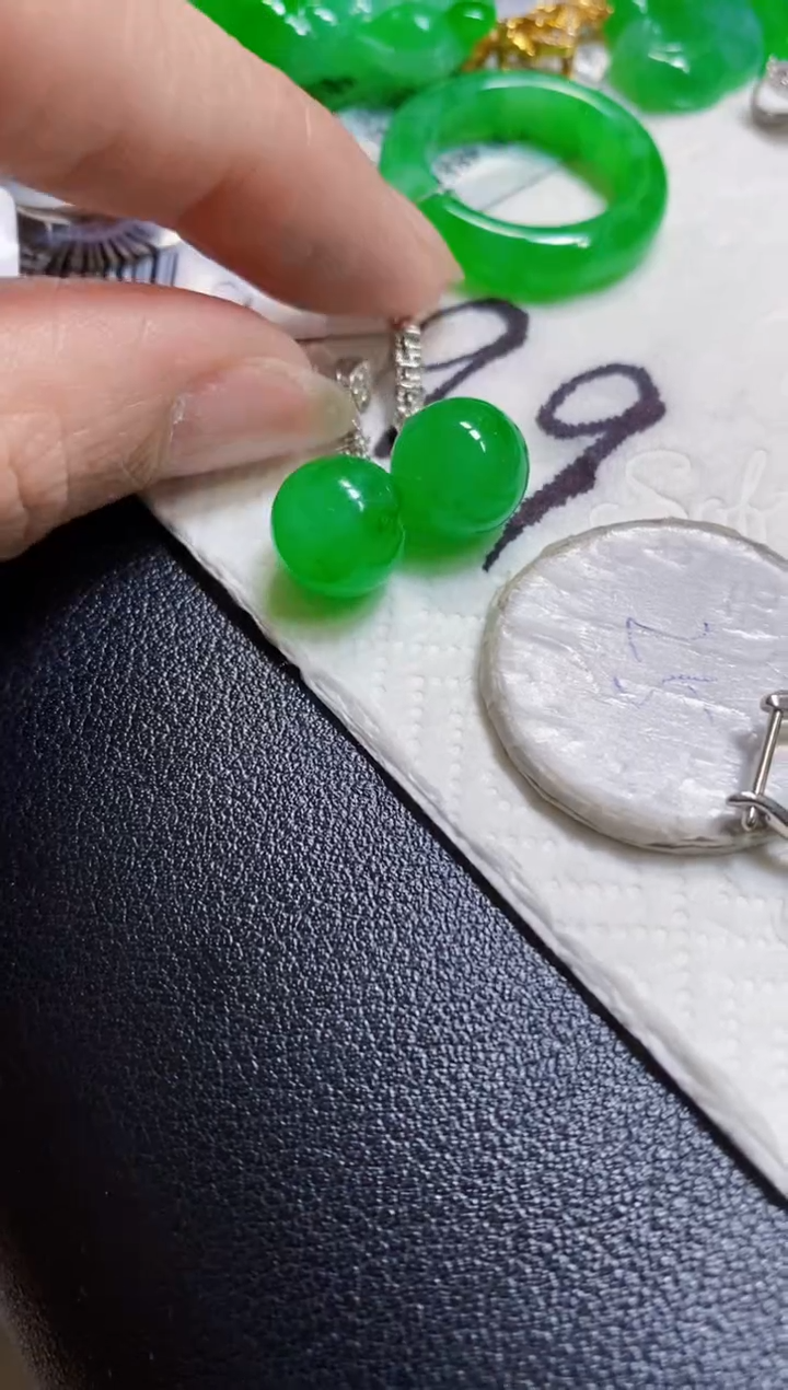 颈饰18K金镶嵌翡翠耳钉