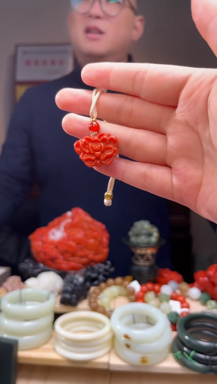 颈饰未镶嵌南红玛瑙吊坠