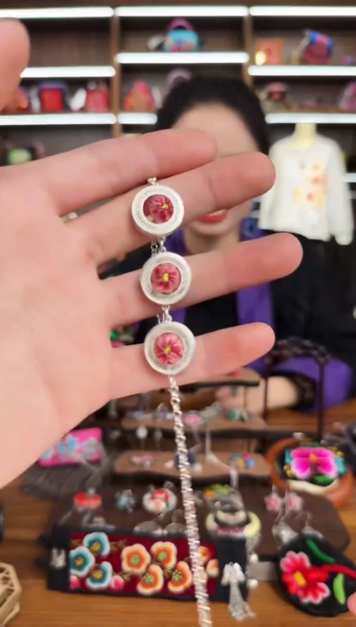 【闪购商品】织绣21蒙阿苏苗绣传承