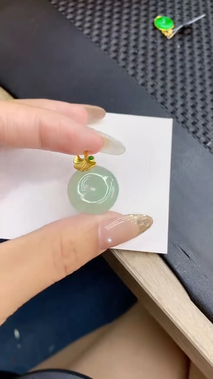 翡翠未镶嵌颈饰             8