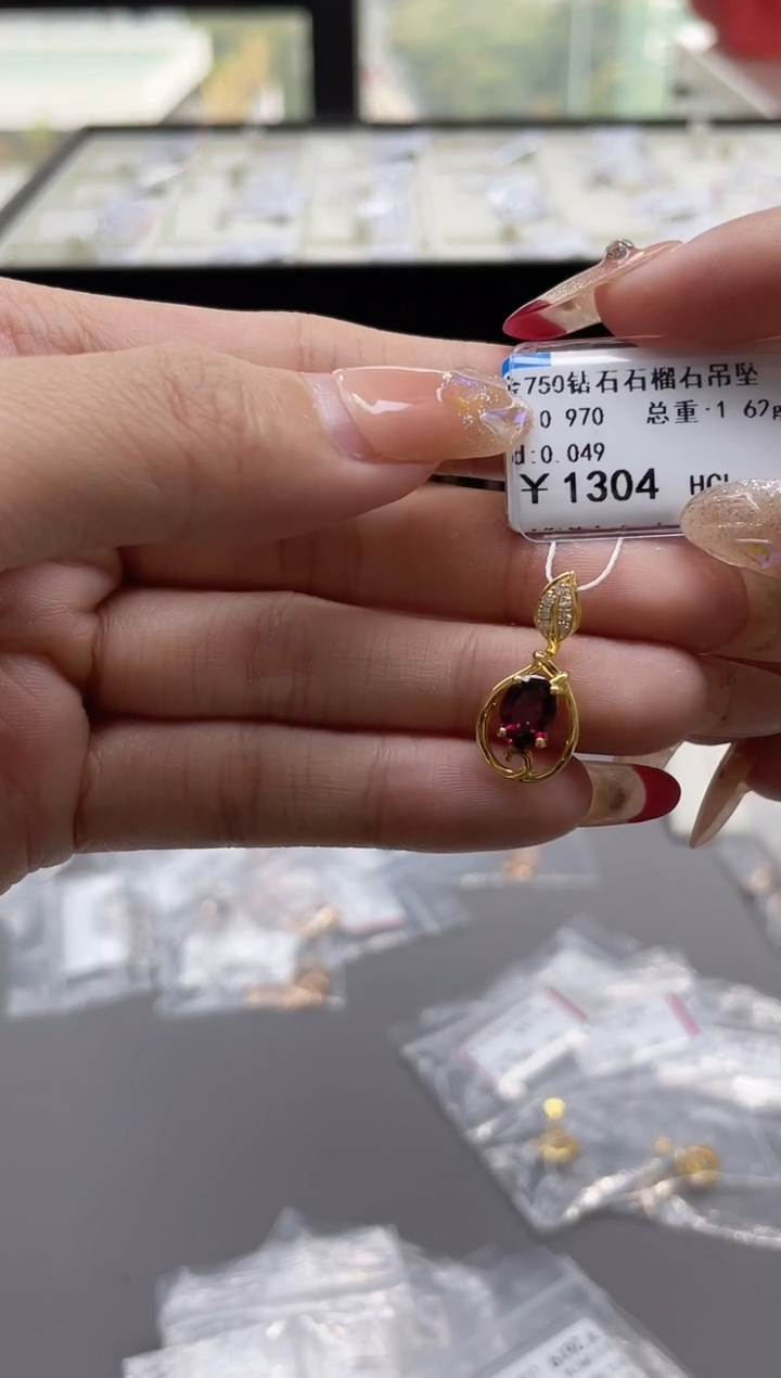 【闪购商品】钻石吊坠(不含链)18K金镶嵌剪断标绳不退不换