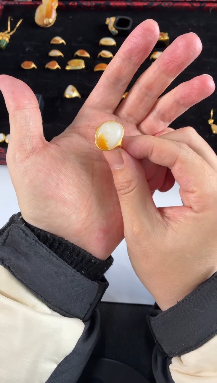 颈饰18K金镶嵌和田玉戒指