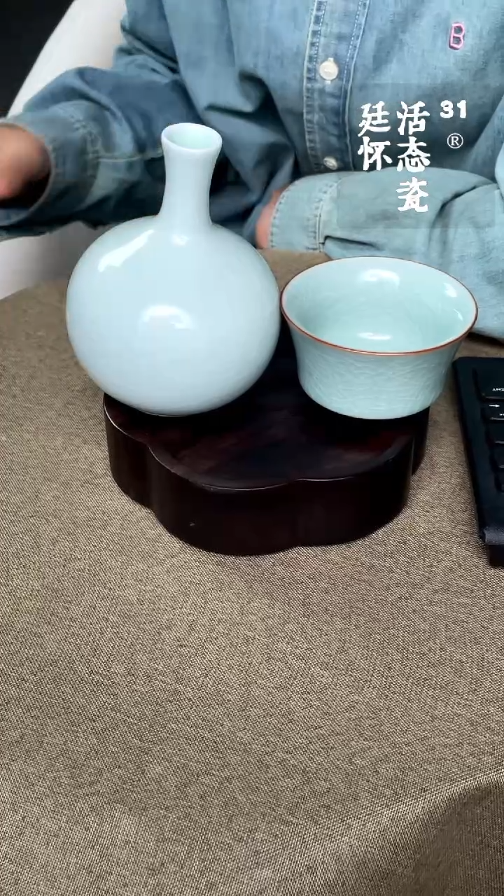 杯子瓷廷怀窑卵青大马蹄杯手签款赠送玉青小花瓶