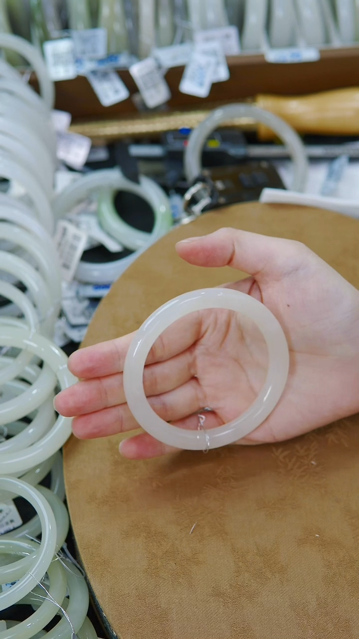 未镶嵌手镯和田玉58-59圈口冰藕粉手镯（多样性发货一件）