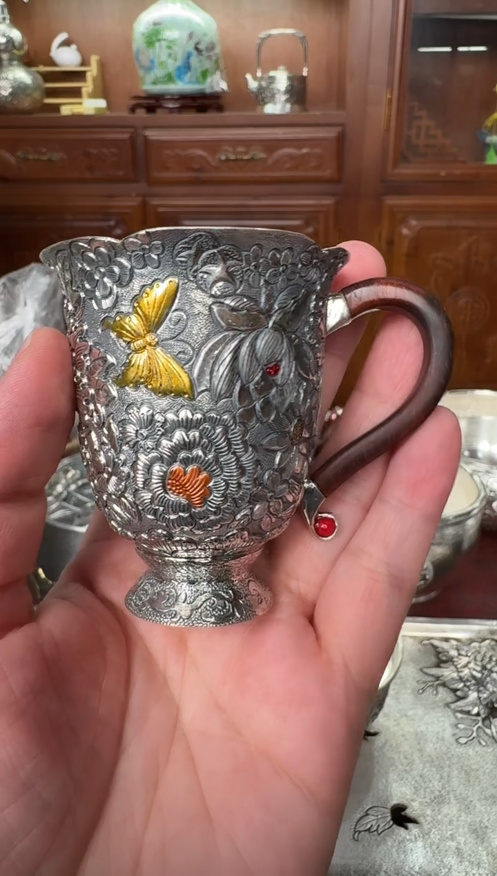 叶**青足银精工手工百花熏色錾刻把手主人杯