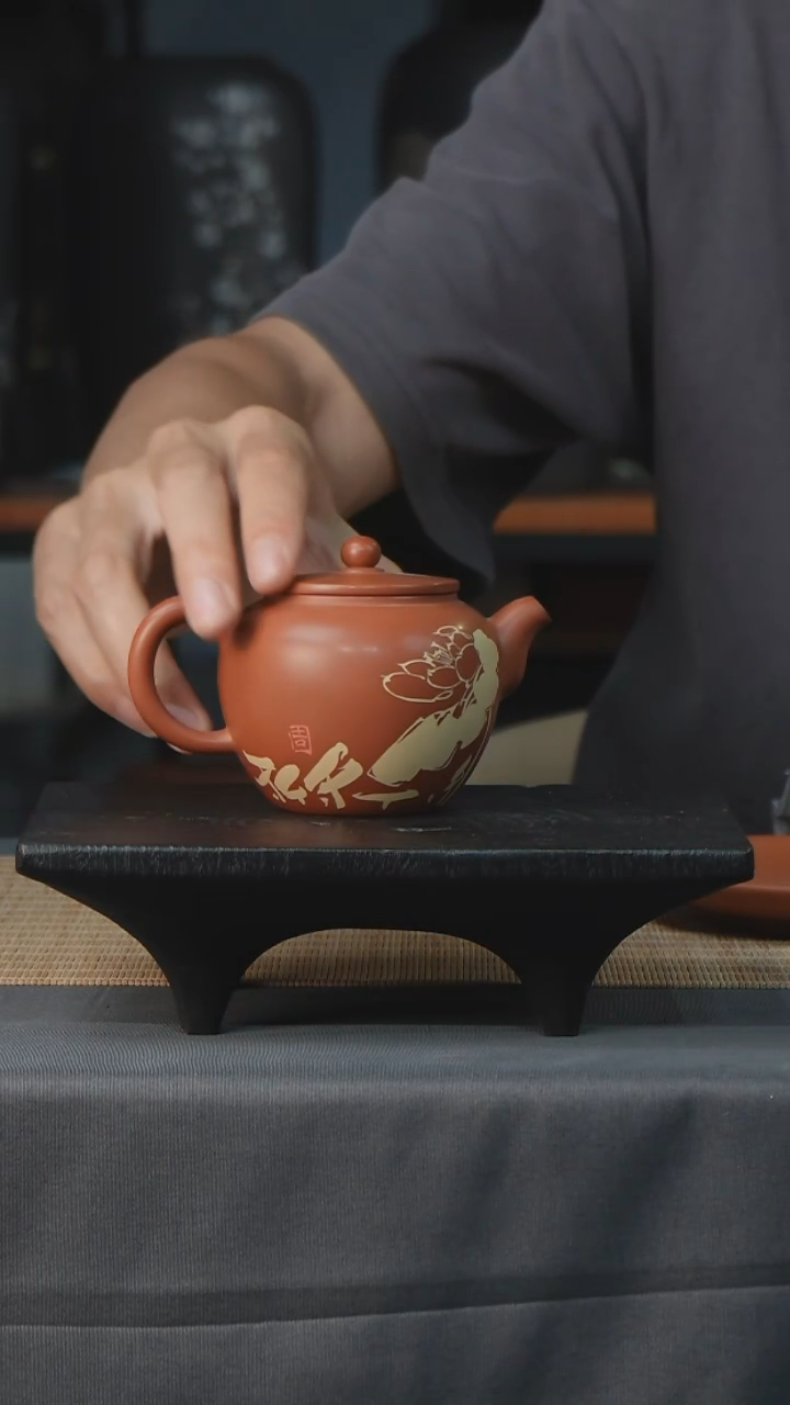 精品复烧刻填茶壶荷花 175CC 020