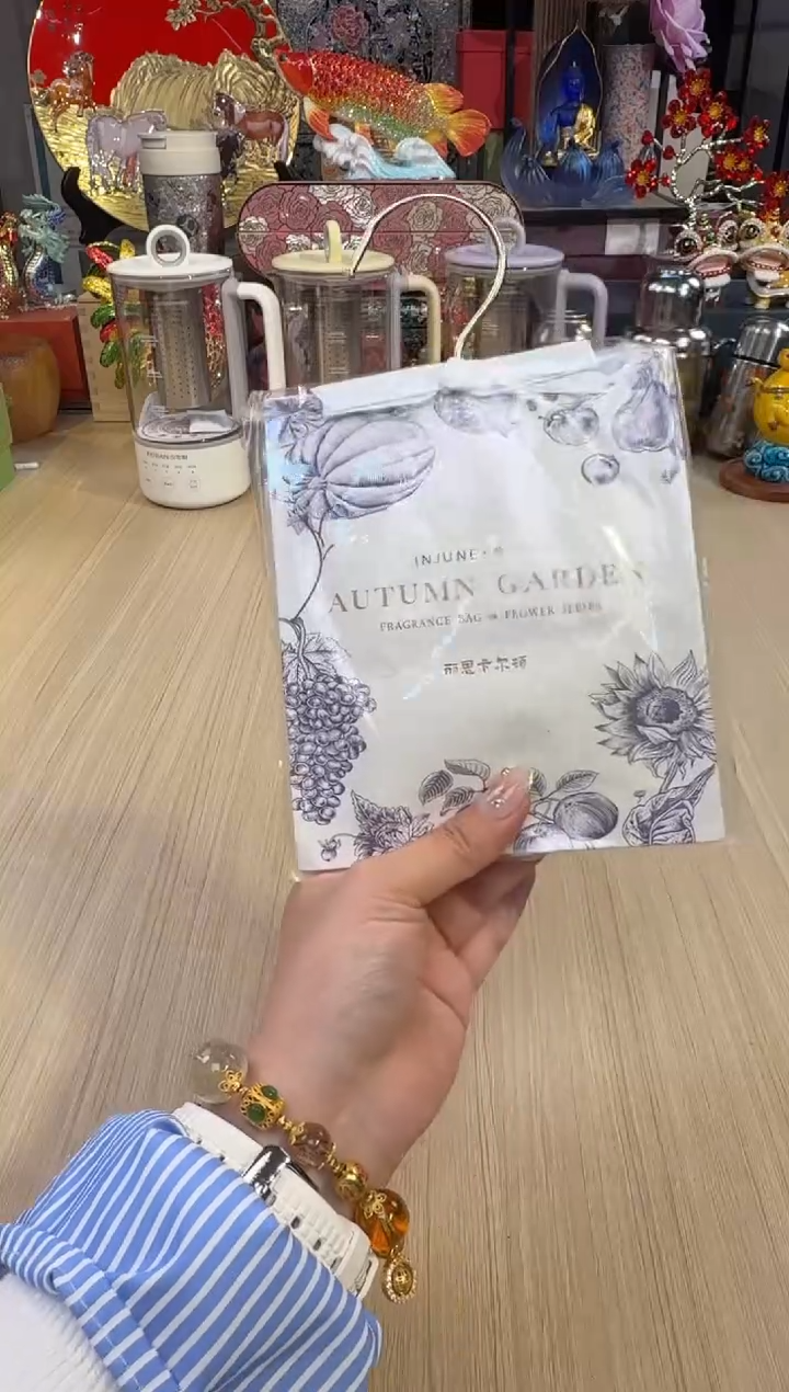 272白色香包一件    