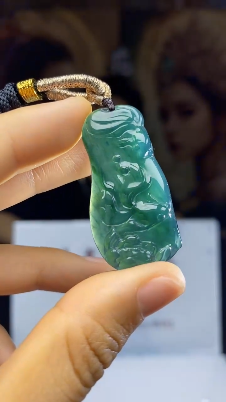 翡翠未镶嵌颈饰      *10