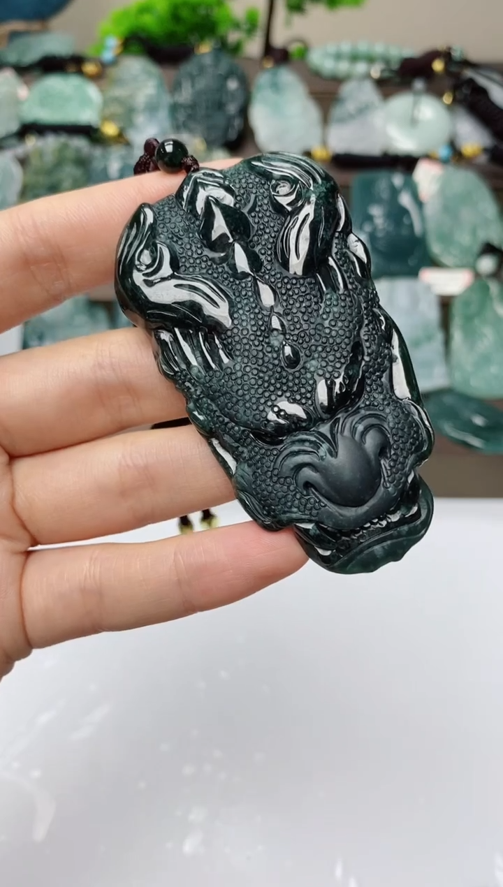 翡翠未镶嵌颈饰          