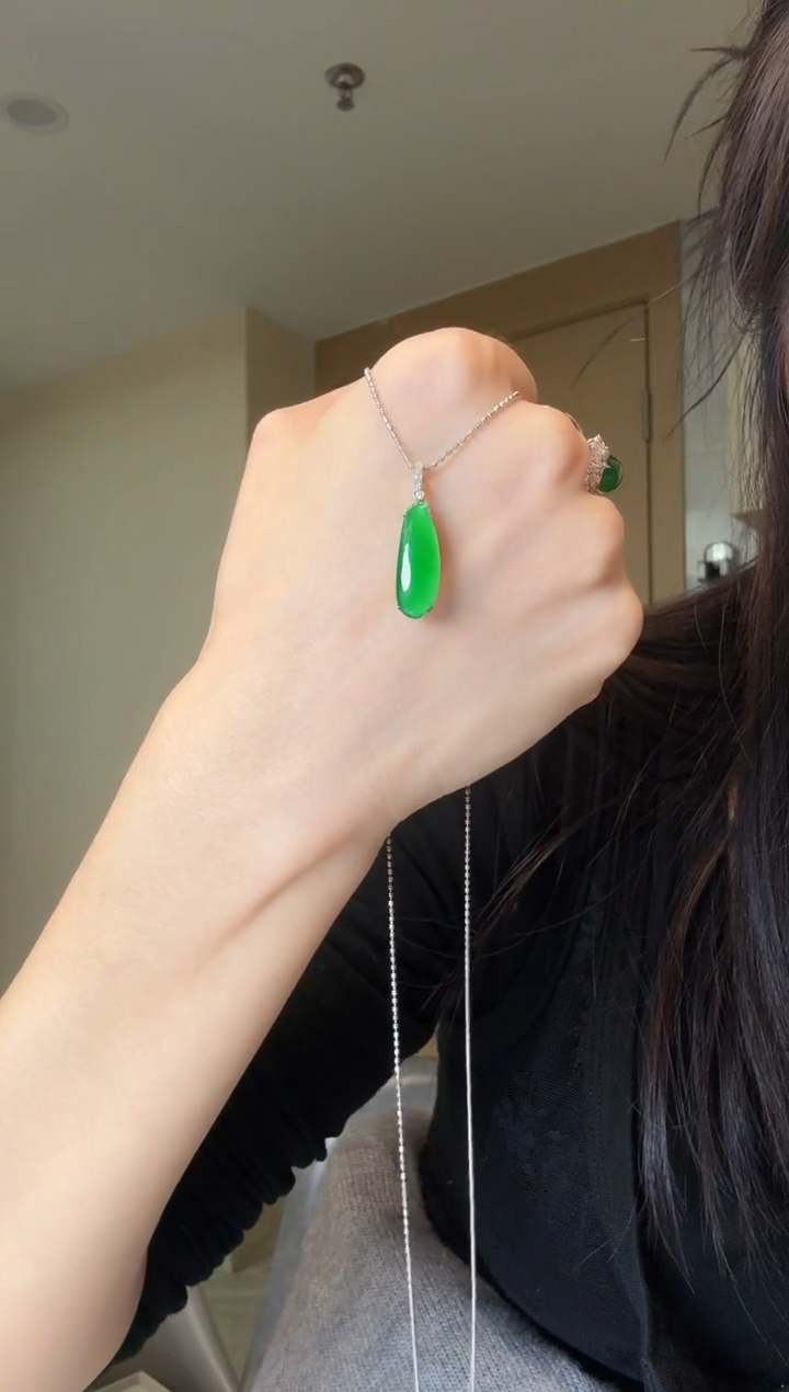 【闪购商品】翡翠吊坠(不含链)18K金镶嵌天然翡翠吊坠