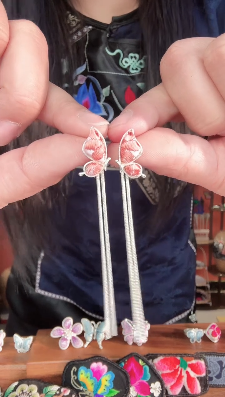 织绣非遗手工苗银苗绣饰品08