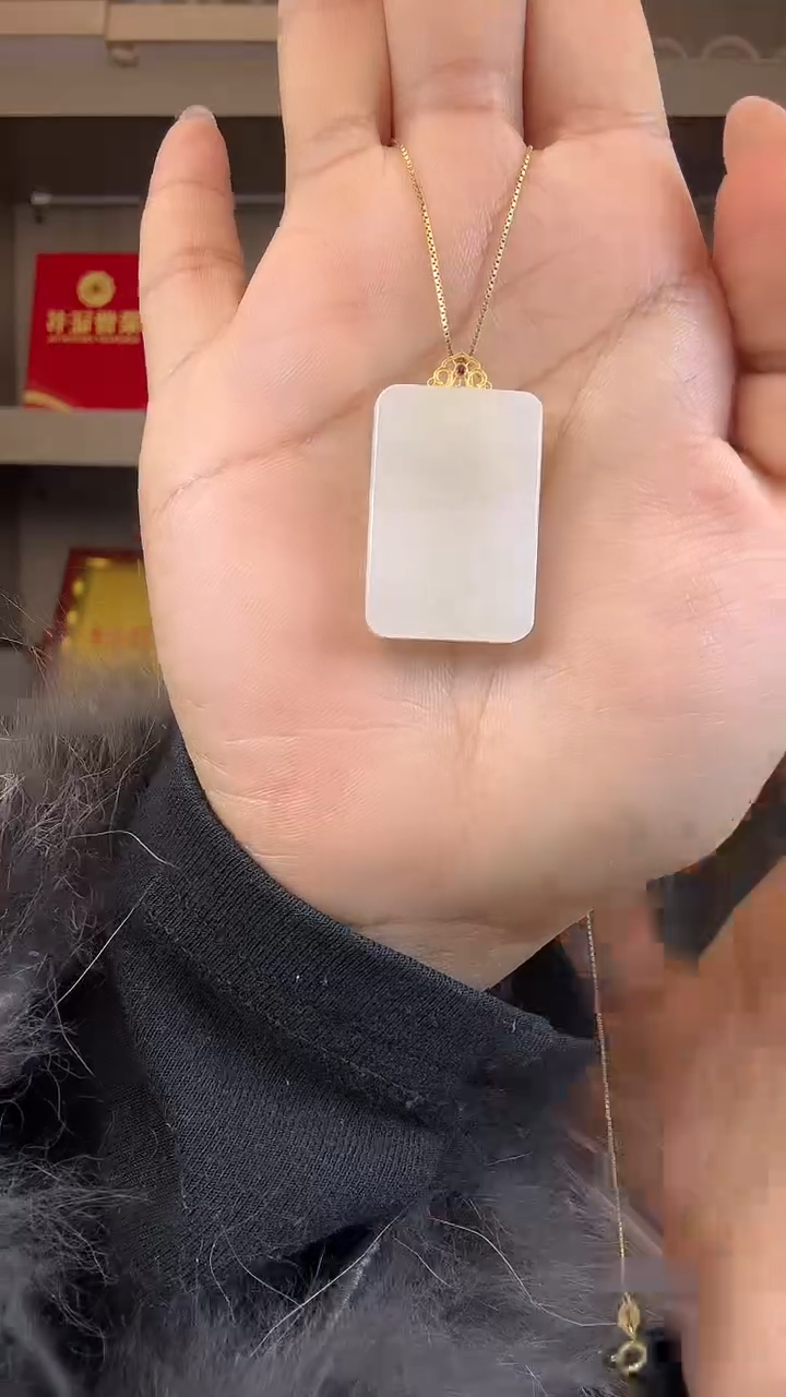 颈饰18K金镶嵌和田玉牌子