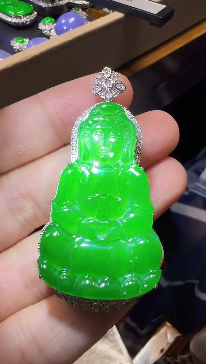 翡翠18K金镶嵌颈饰观音