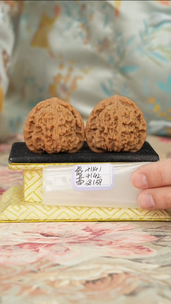 【闪购商品】文玩核桃把件赵喜满南将石