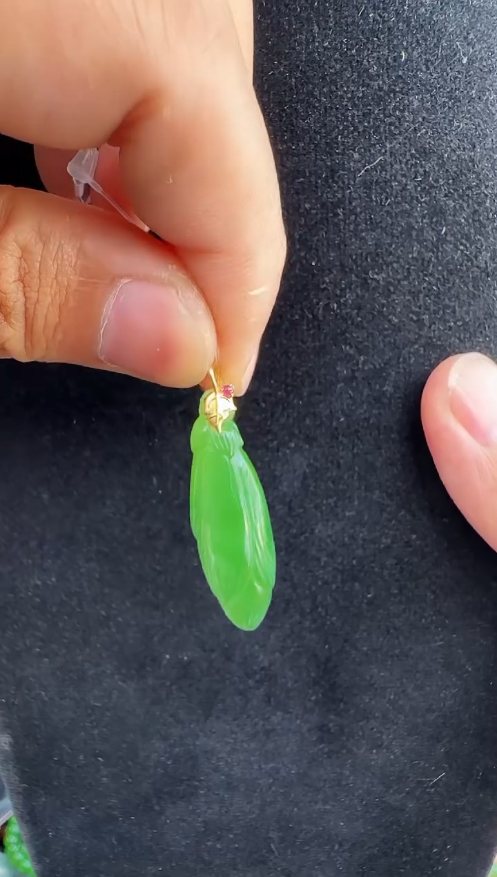 和田玉18K金镶嵌颈饰玉兰花