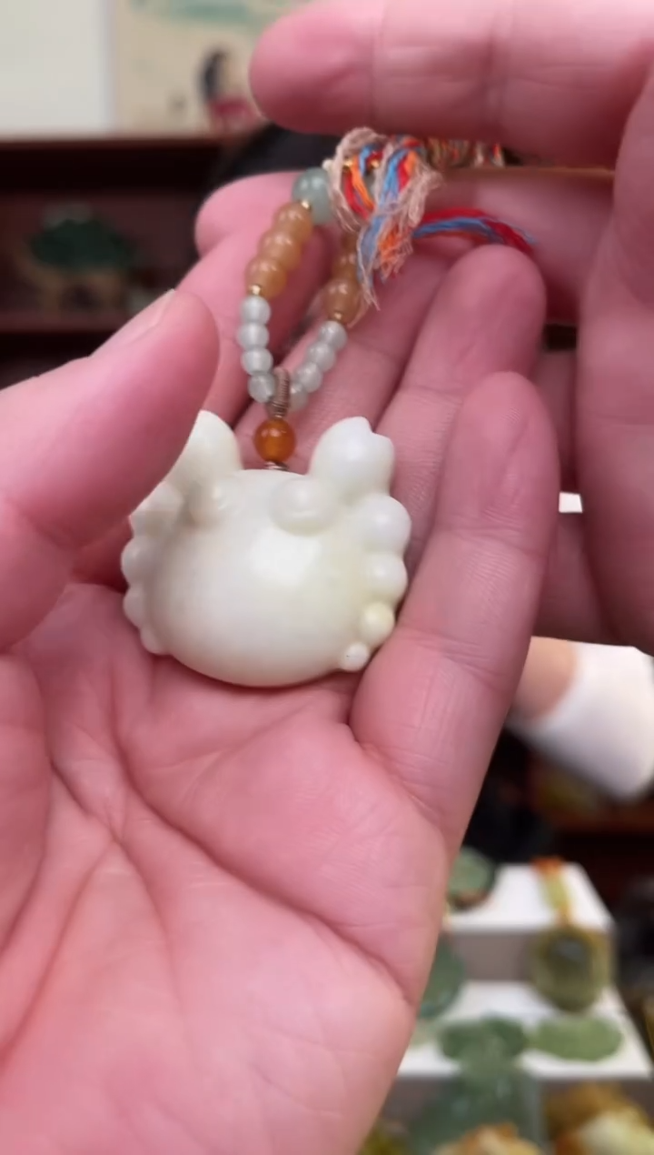 未镶嵌蛇纹石玉颈饰`