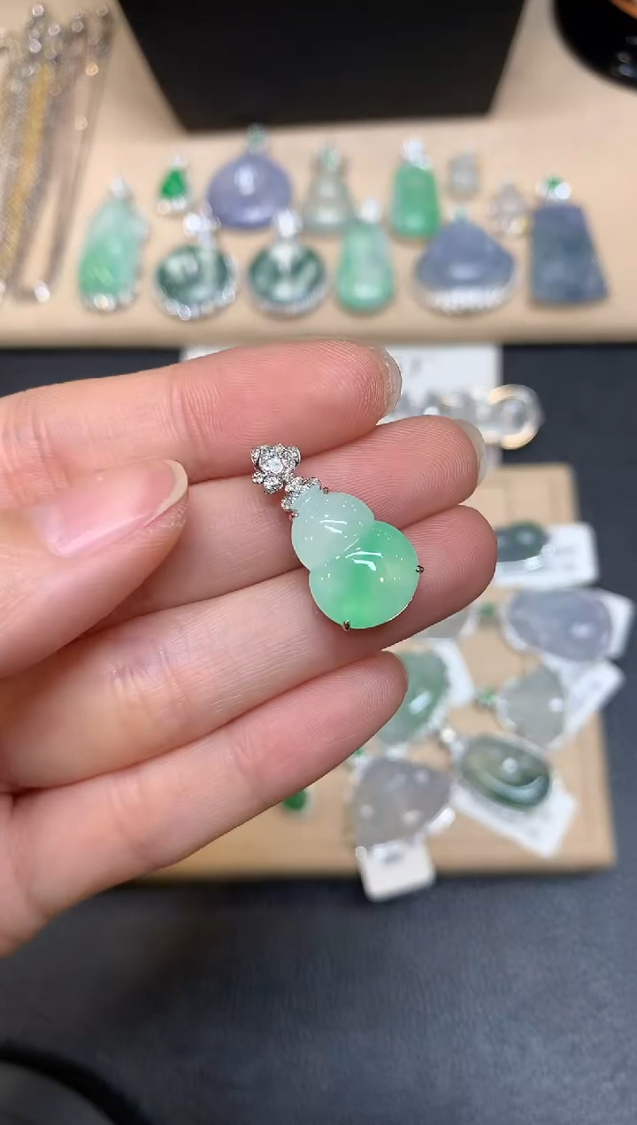 【闪购商品】翡翠颈饰18K金镶嵌葫芦【无服务费