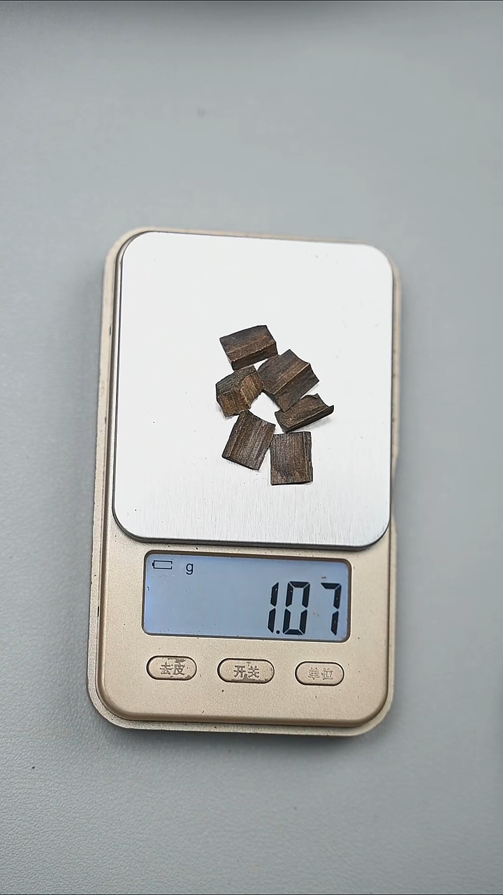 沉香手把件文莱沉水碎料1g（形状随机）
