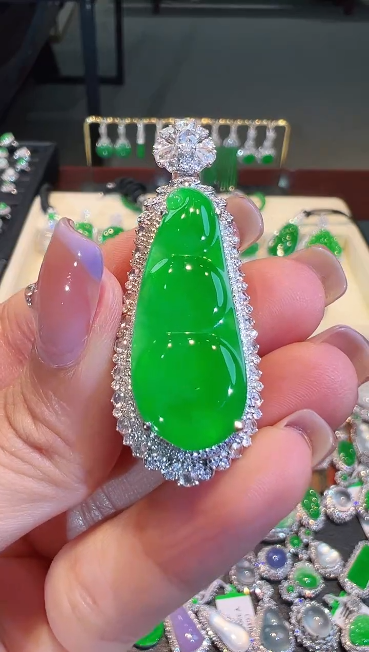 【闪购商品】翡翠吊坠(不含链)18K金镶嵌翡翠