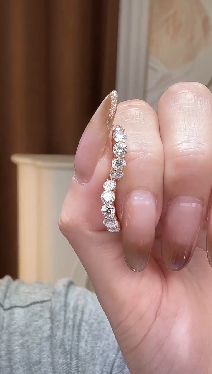 18K金镶嵌实验室培育钻石耳饰18k金k黄五钻耳圈