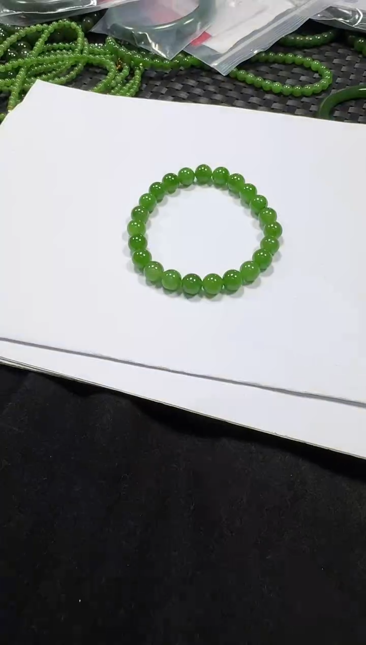 项链未镶嵌和田玉（碧玉）阳绿苹果绿色微黑点8m