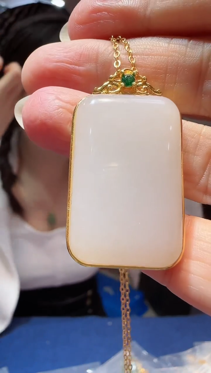 【闪购商品】和田玉吊坠18K金镶嵌白玉无事牌HNZ9563