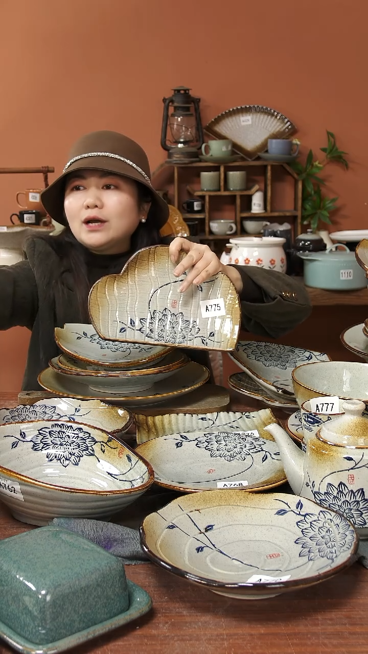 陶瓷A775 一只手绘蓝莲花云朵小盘26*17*3微瑕