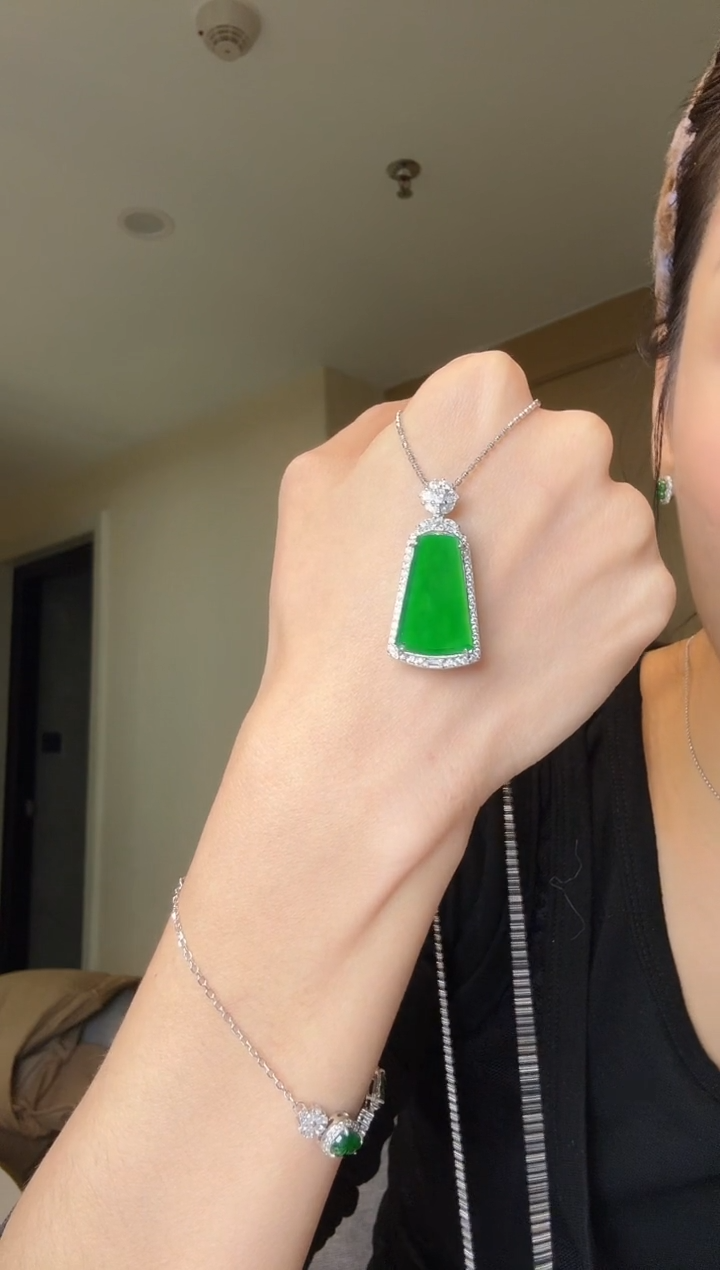 【闪购商品】翡翠吊坠(不含链)银S925镶嵌天然翡翠吊坠