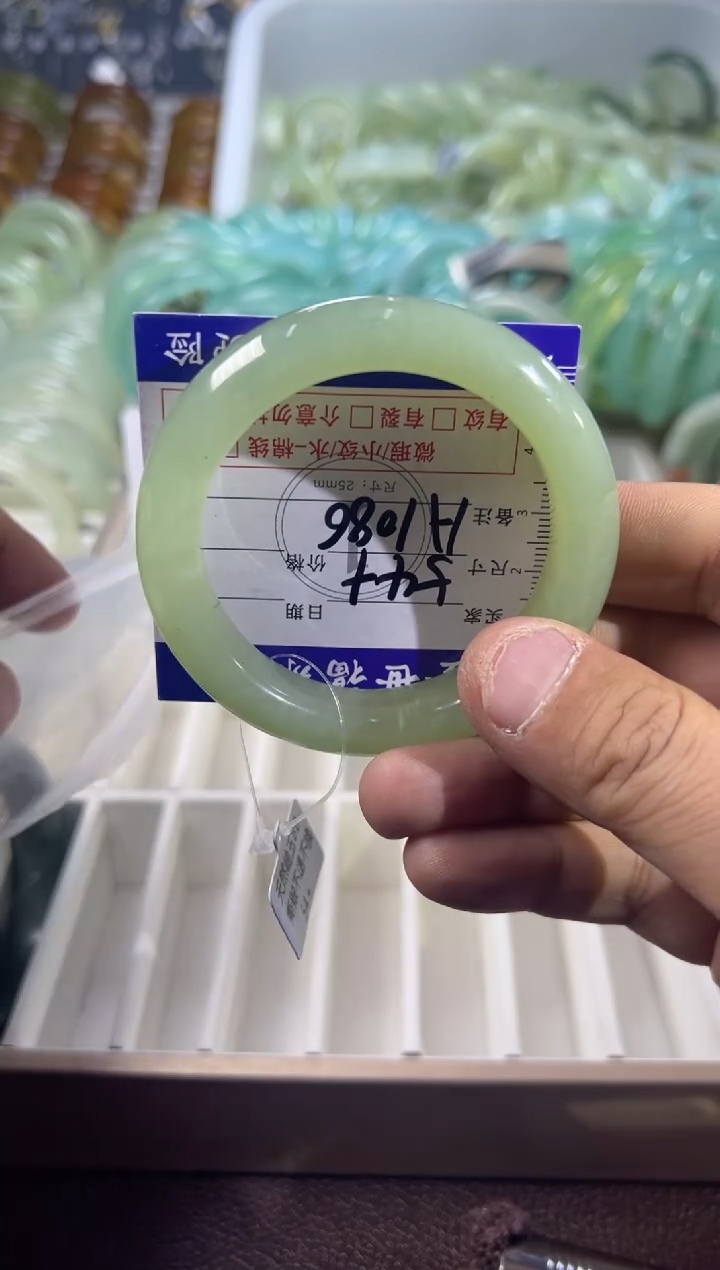 未镶嵌蛇纹石玉手镯1